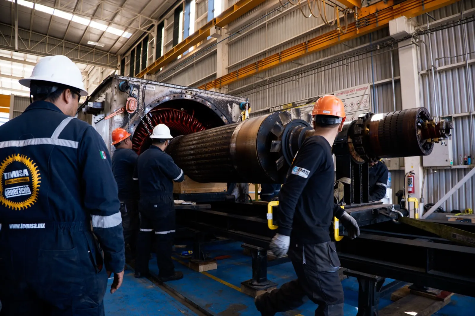 Cuadrilla de TEMISA Power Gen trabajando en un rotor de generador