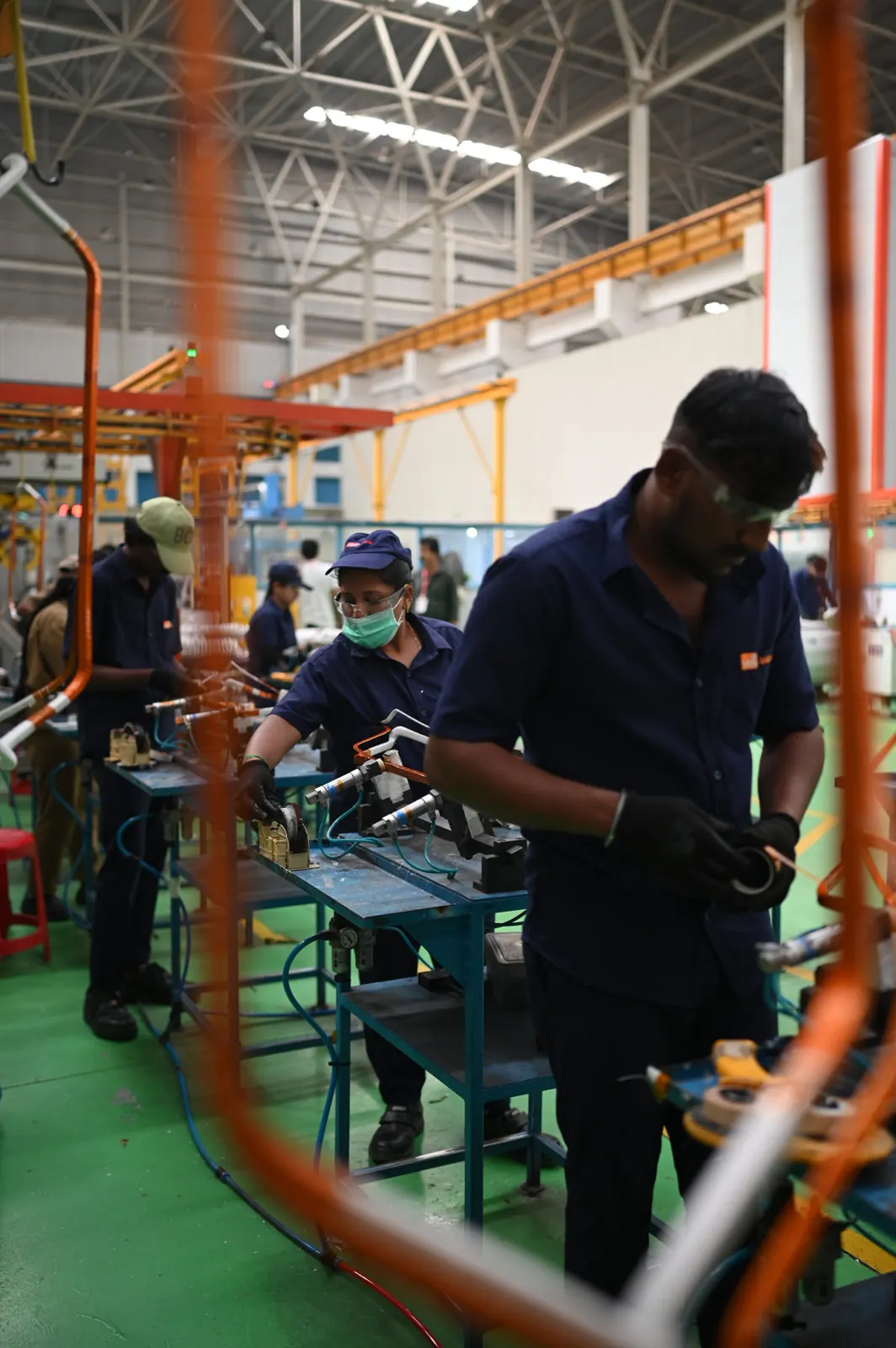 Técnico trabajando en bobinas en la planta de TD Power Systems